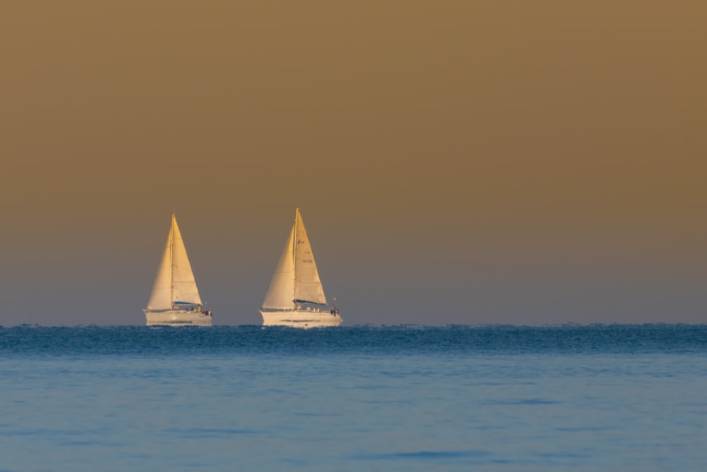 昼間は茶色の砂浜に浮かぶ2隻の白い帆船