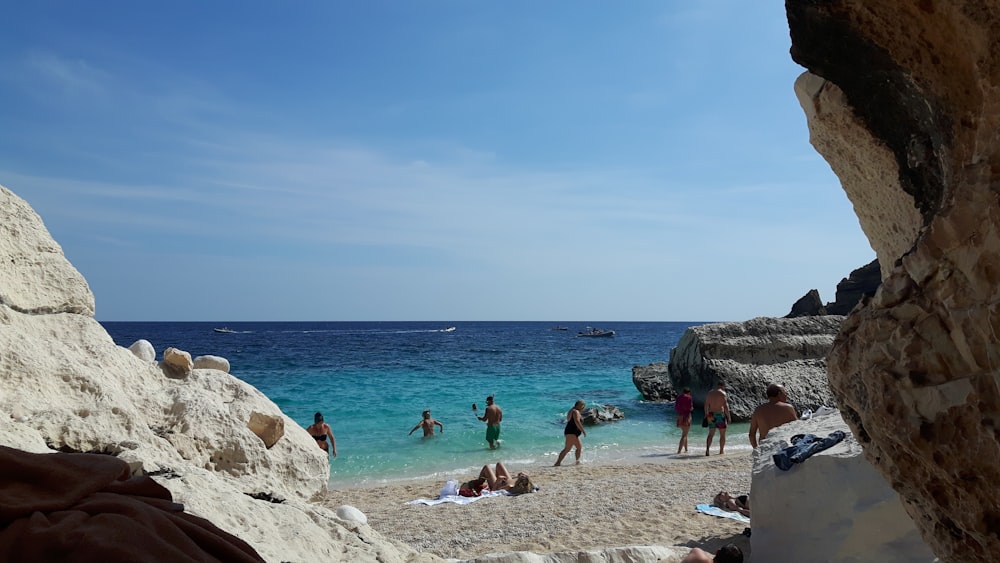 Gente en la playa durante el día