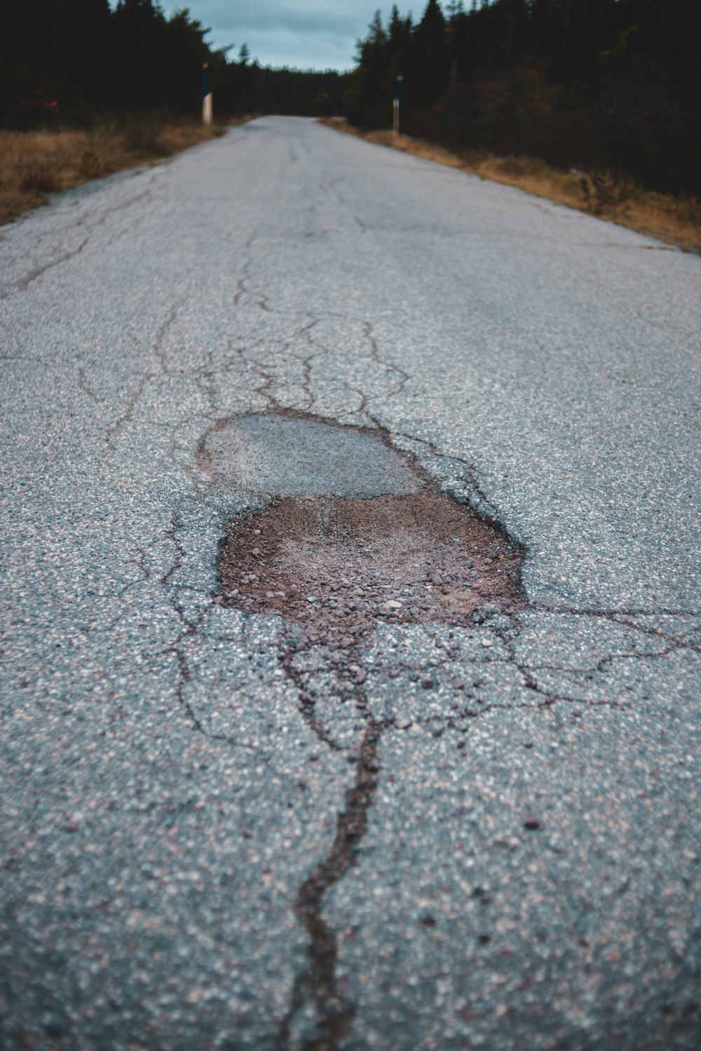 roccia marrone sulla strada di cemento grigio