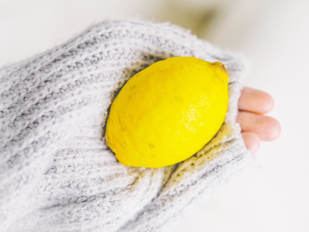 limone giallo su tessuto a maglia bianco