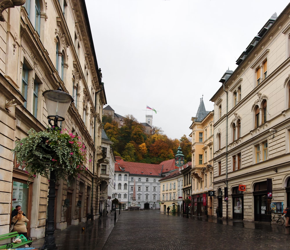 Menschen, die tagsüber auf der Straße zwischen Gebäuden gehen