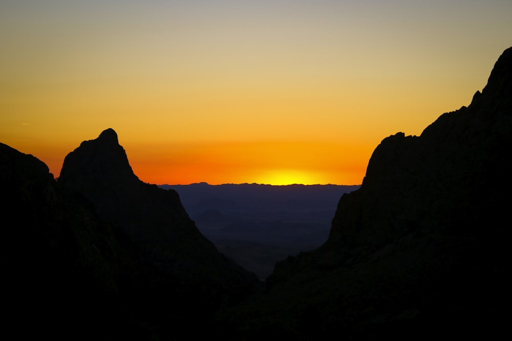 silhouette di montagna durante il tramonto