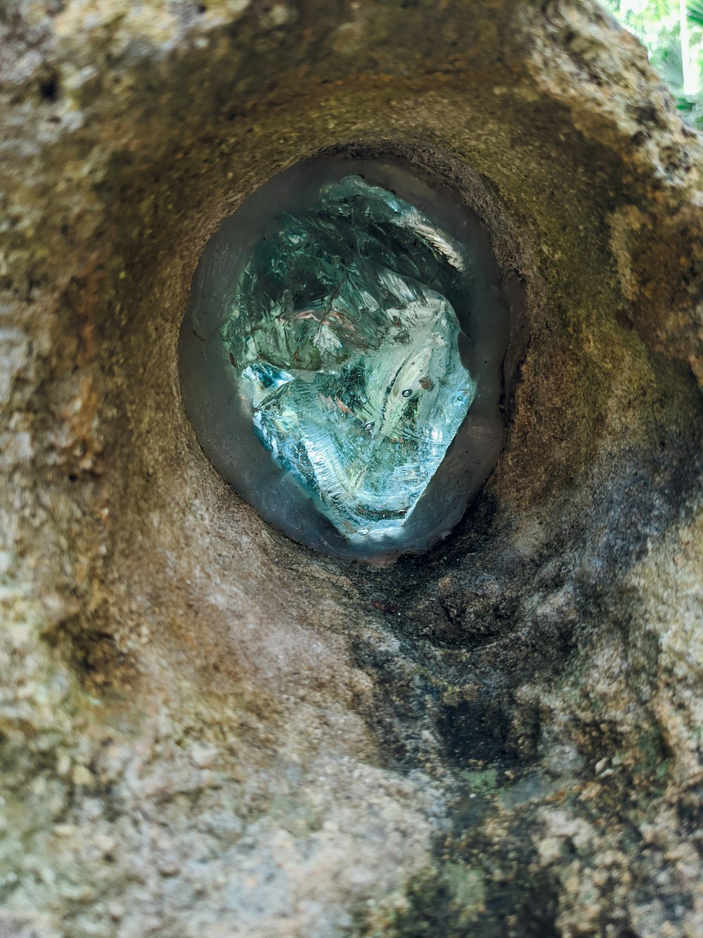 piedra verde y negra sobre superficie marrón