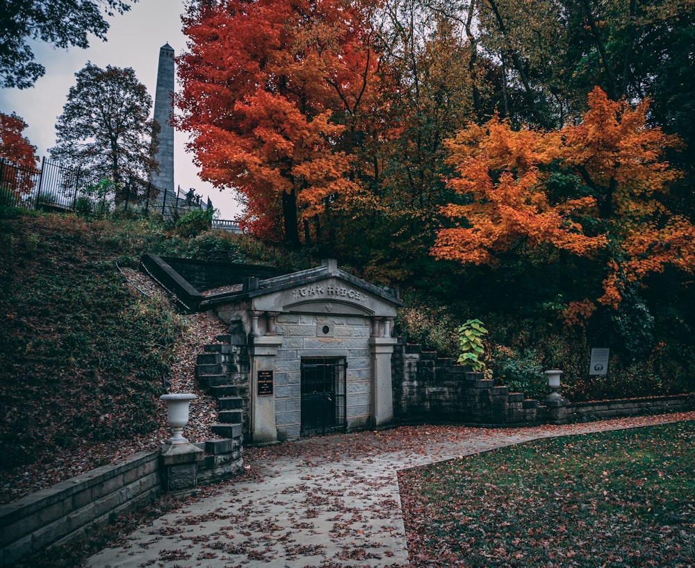 Casa blanca y gris cerca de naranjos y árboles verdes