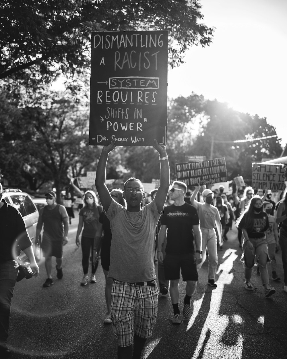 Foto en escala de grises de personas caminando por la calle