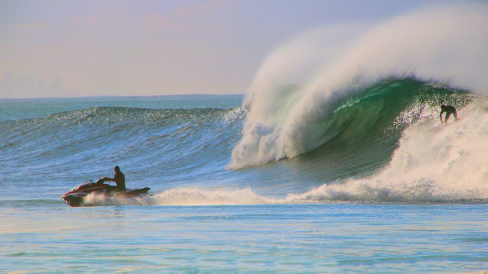 personne surfant sur les vagues de la mer pendant la journée