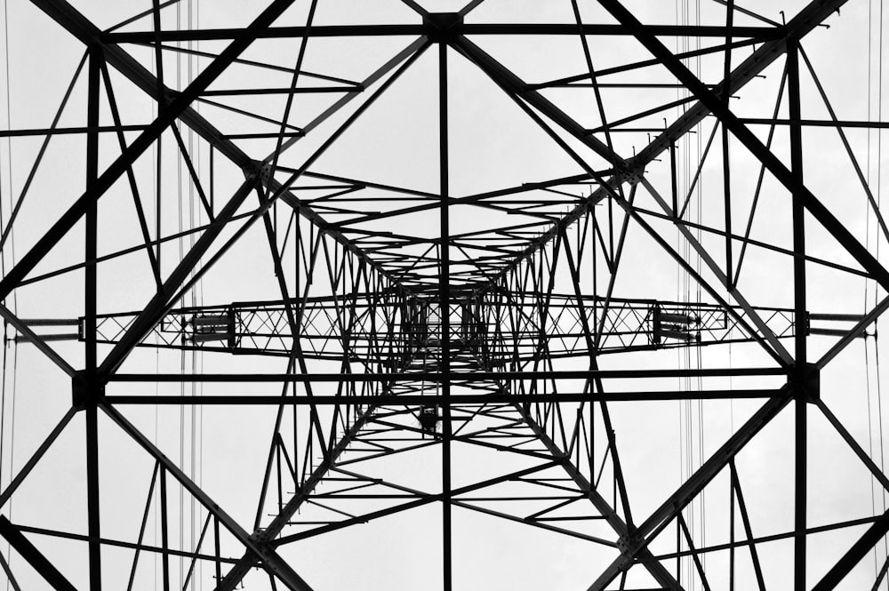 Cadre en métal noir sous ciel bleu pendant la journée