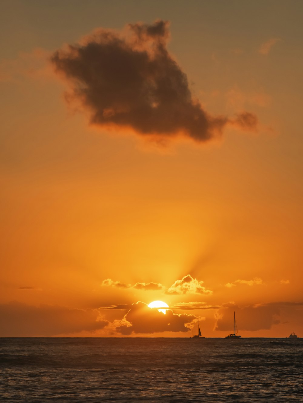 silhueta das pessoas na praia durante o pôr do sol