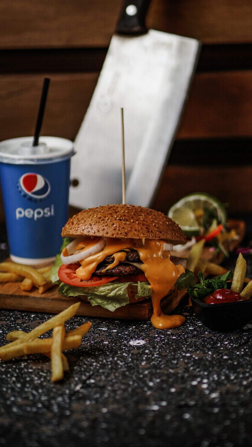 Hamburguesa y papas fritas en bandeja negra