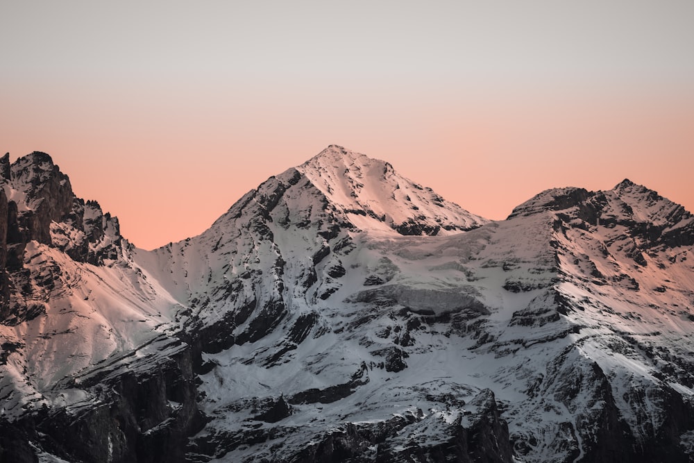 montanha coberta de neve durante o dia