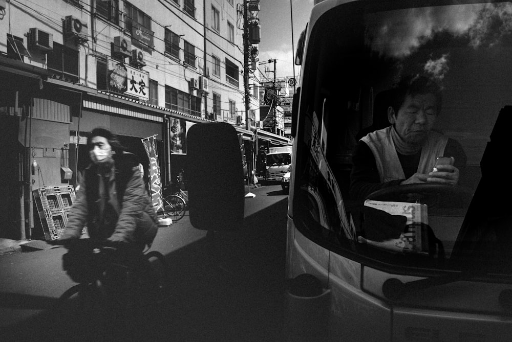 Photo en niveaux de gris de personnes dans la rue