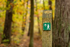 black and white arrow sign