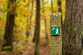black and white arrow sign