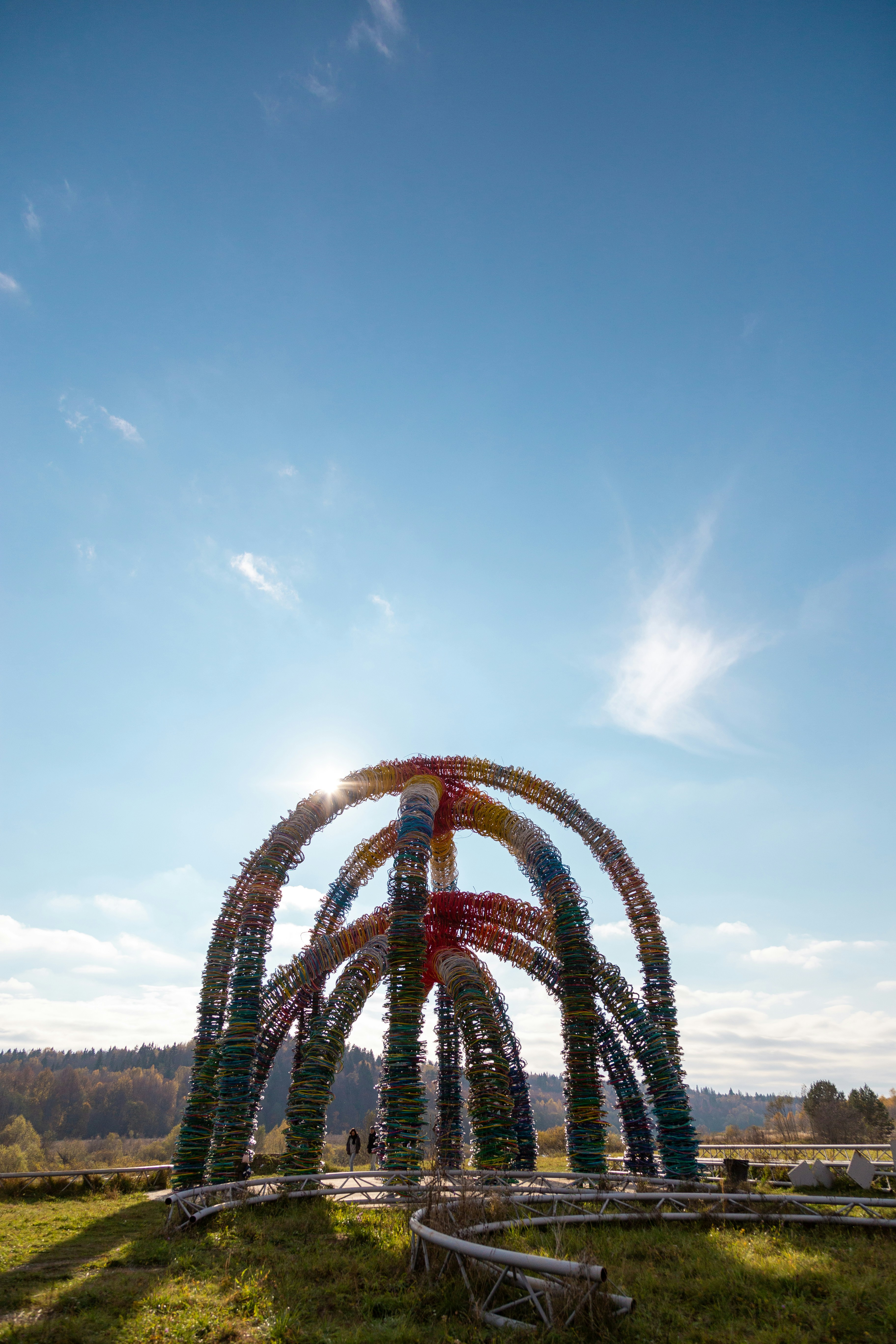 Grande roue rouge et blanche sous le ciel bleu pendant la journée photo ...