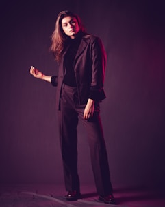 Portrait of a confident criminal defense attorney in a courtroom setting, ready to advocate.