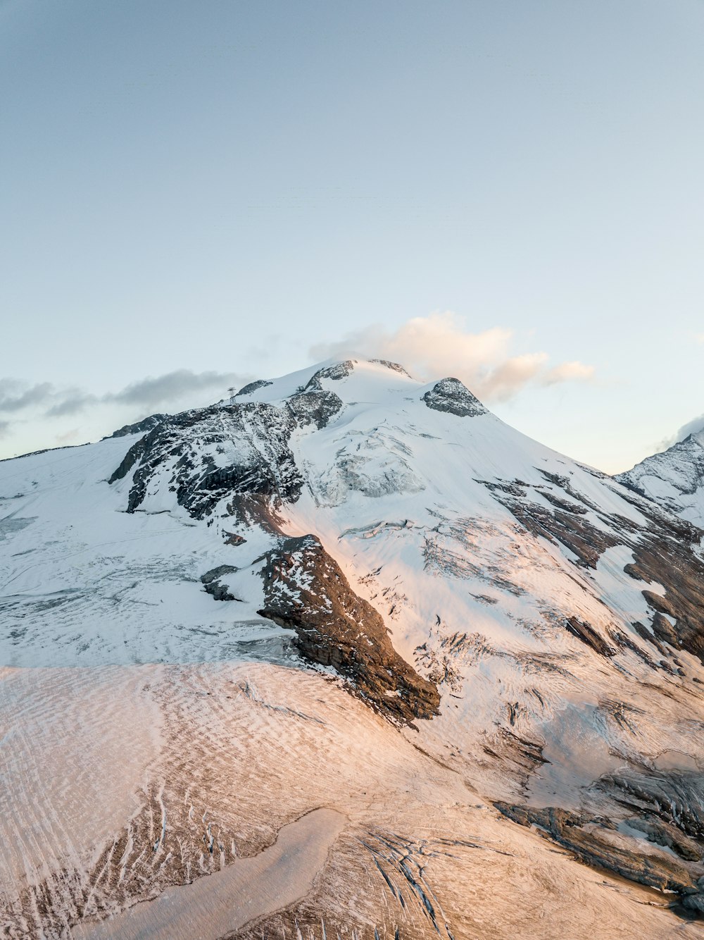 Schneebedeckter Berg tagsüber