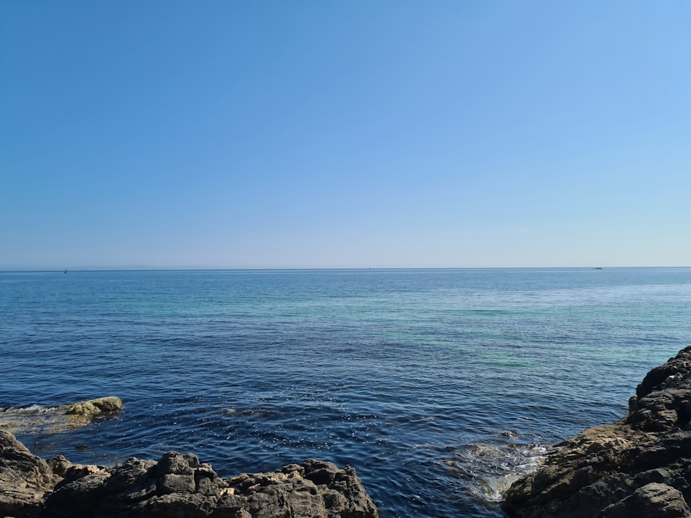 mar azul sob o céu azul durante o dia