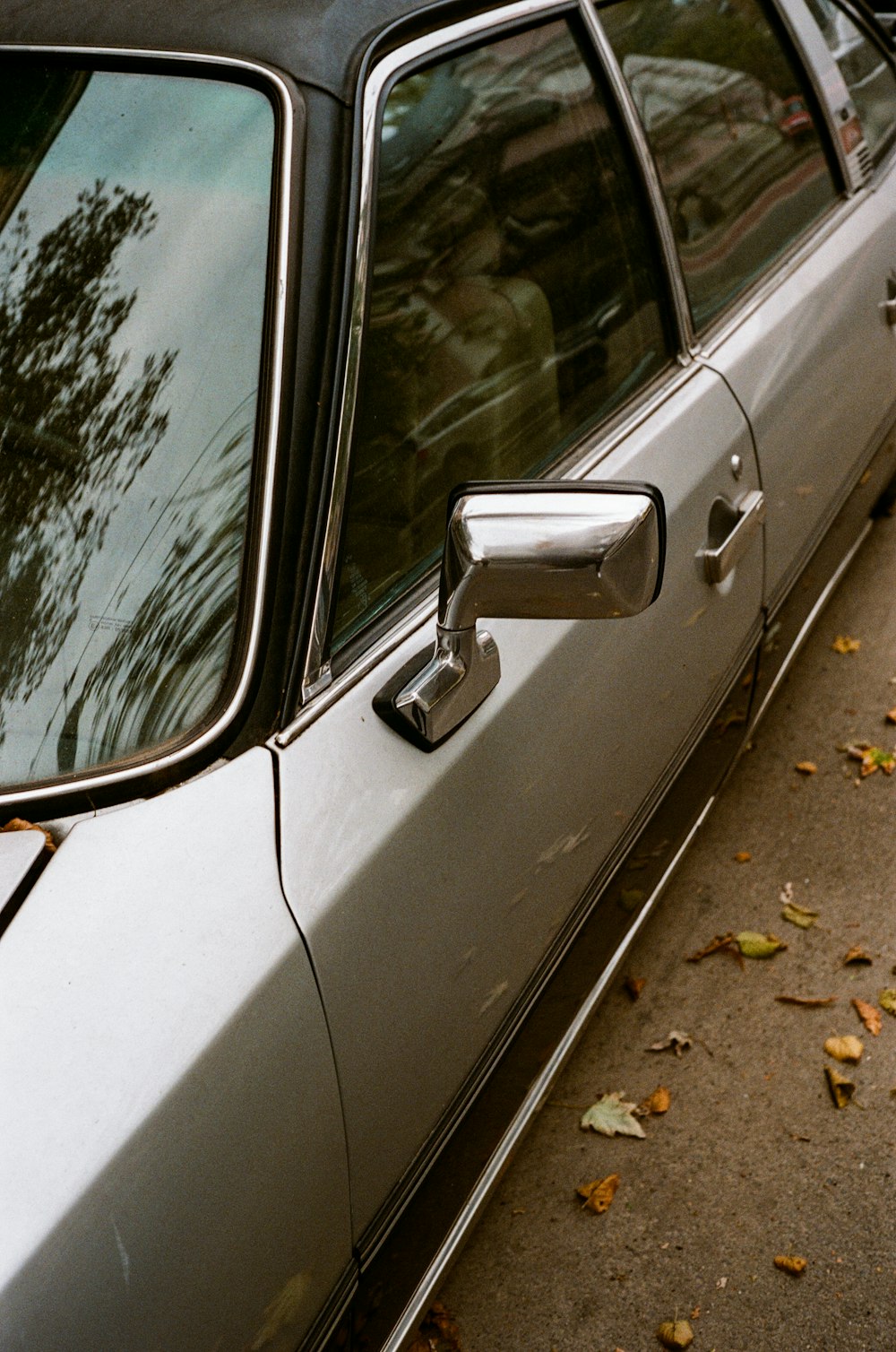 puerta de coche plateada con manija plateada