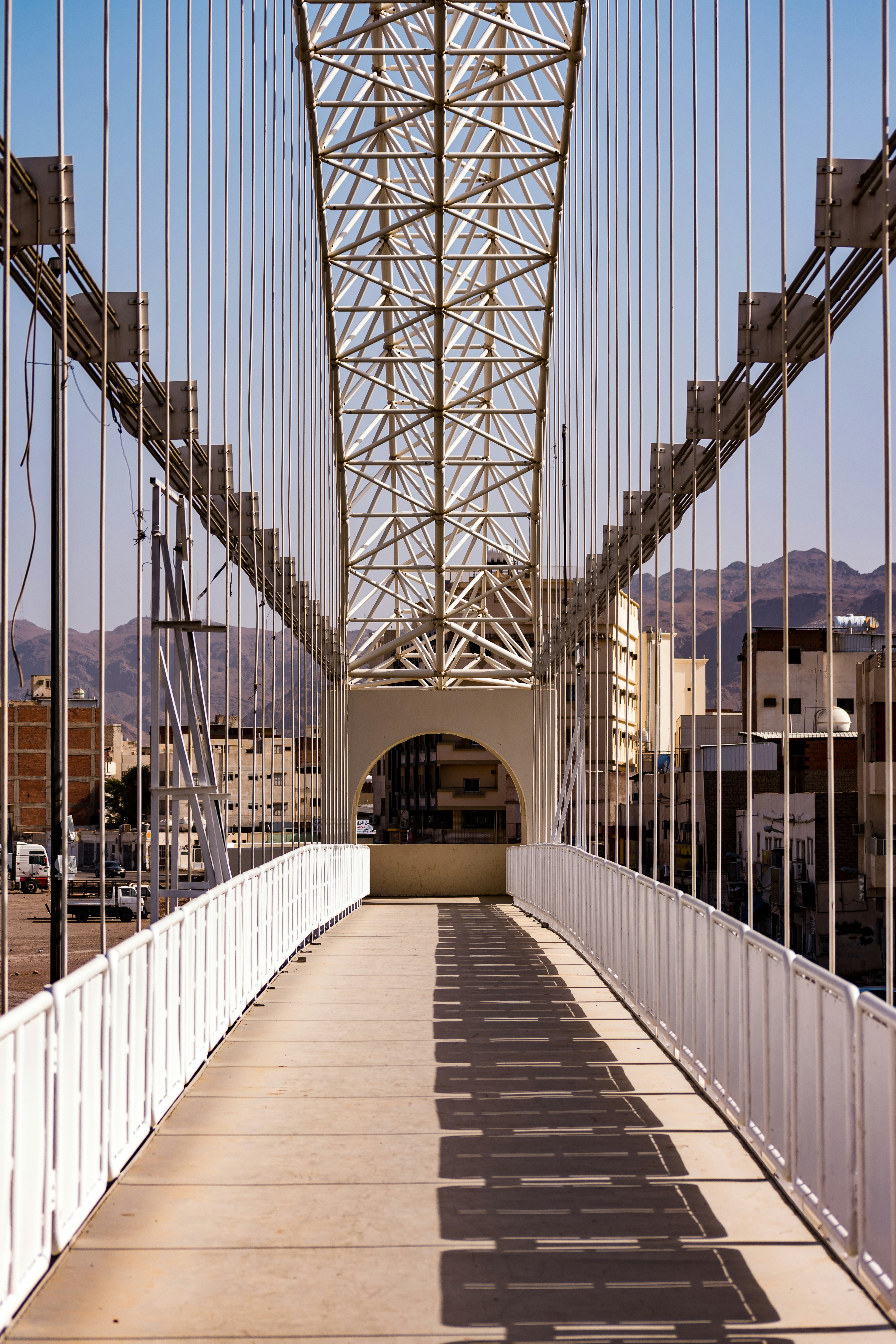 persone che camminano sul ponte durante il giorno