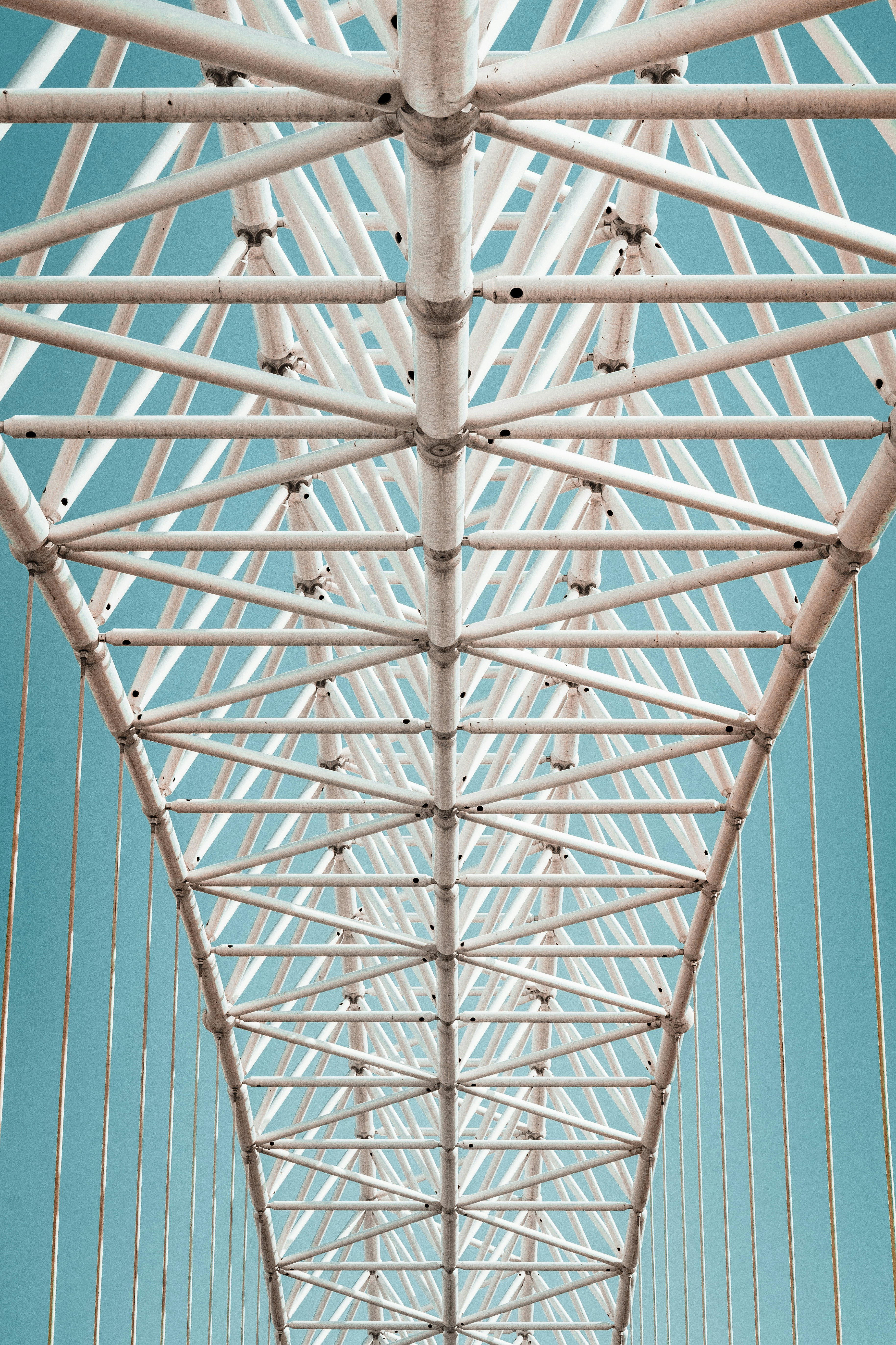 struttura in metallo bianco durante il giorno