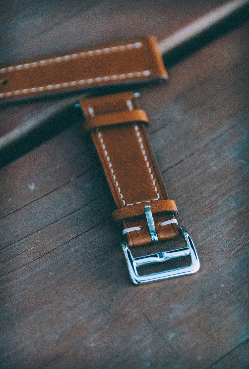 ceinture en cuir marron sur table en bois marron