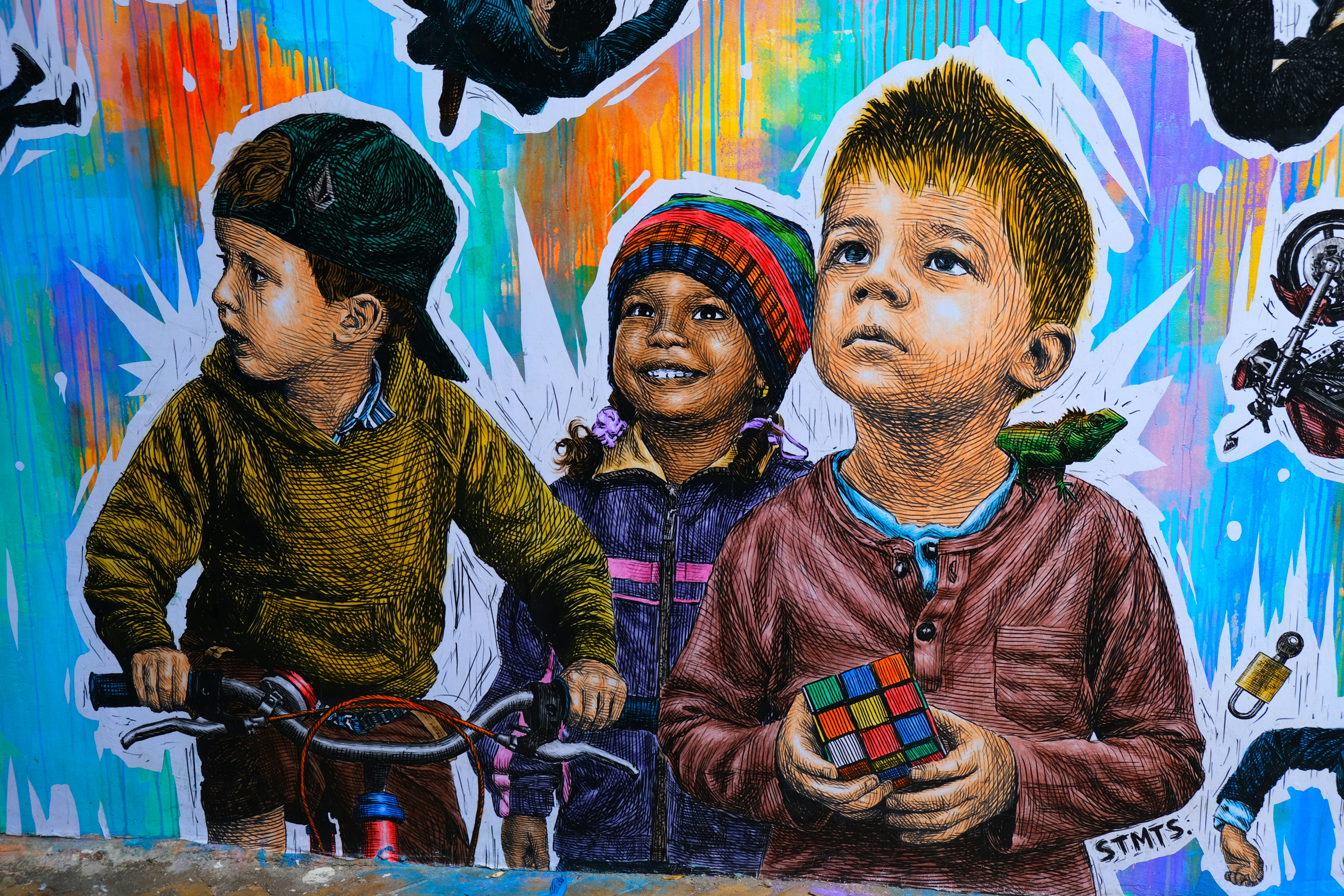 homme en chemise à carreaux vert et bleu tenant un vélo