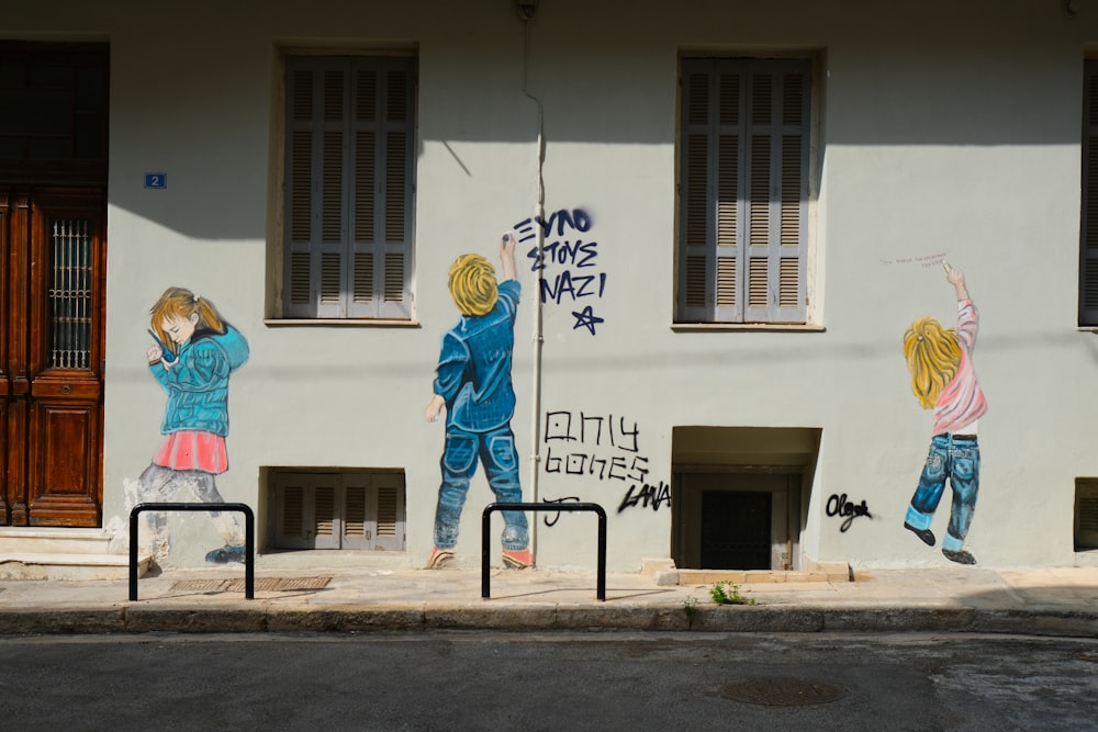 homme en chemise à manches longues bleue et blanche debout devant le bâtiment en béton blanc pendant