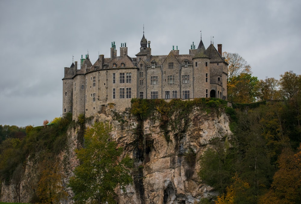 Château en béton gris sur la falaise