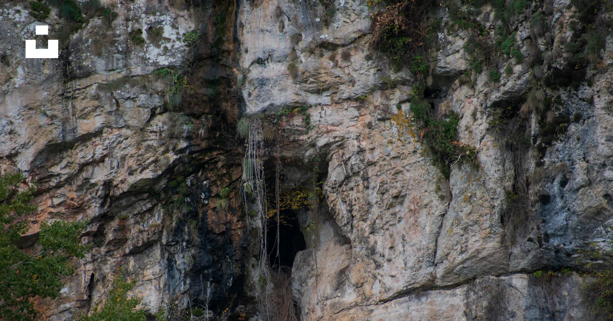 Pared Rocosa Montaña Rocosa Gris durante el día foto – Imagen de Mar gratuita en ...