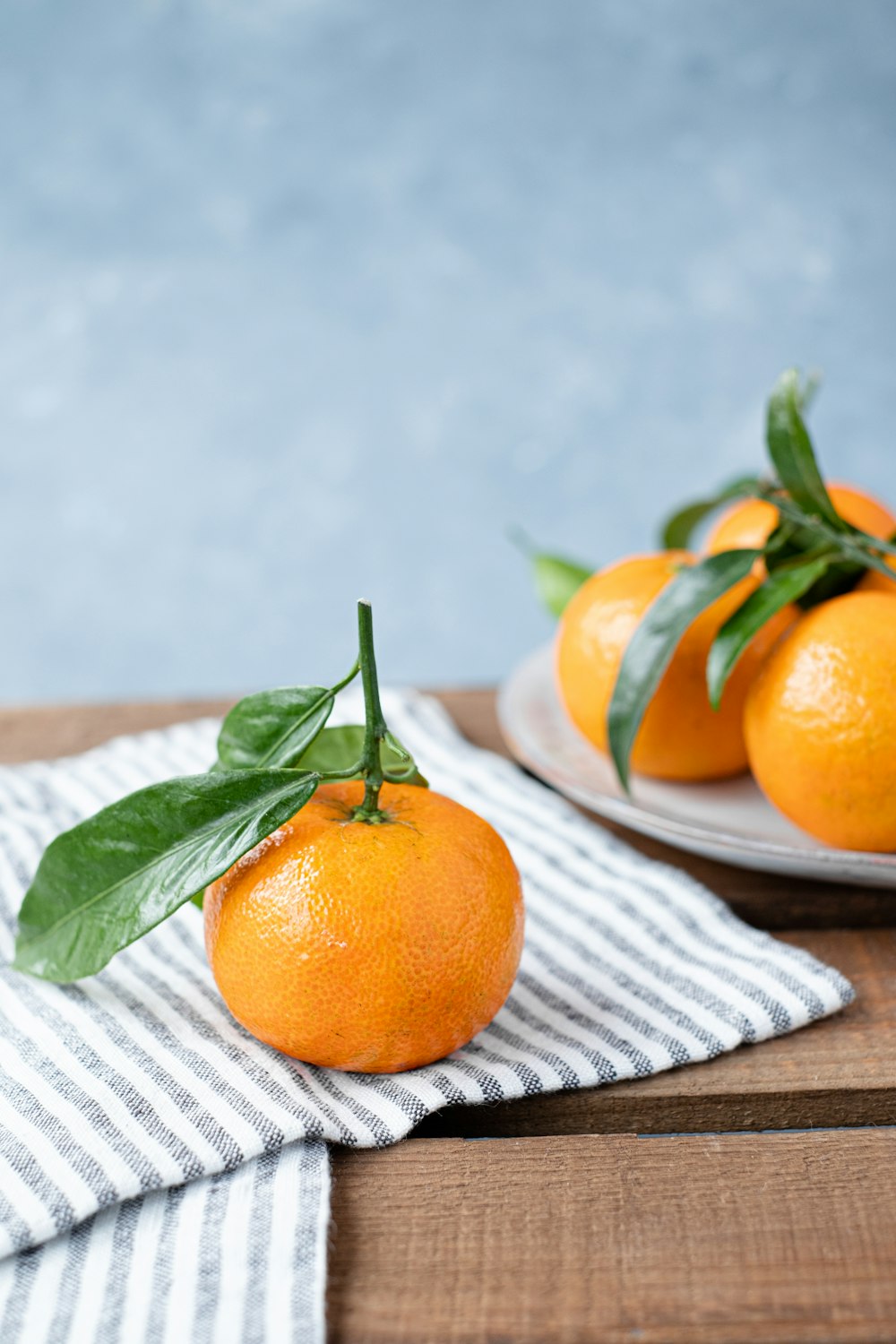 frutta arancione su tovaglia bianca