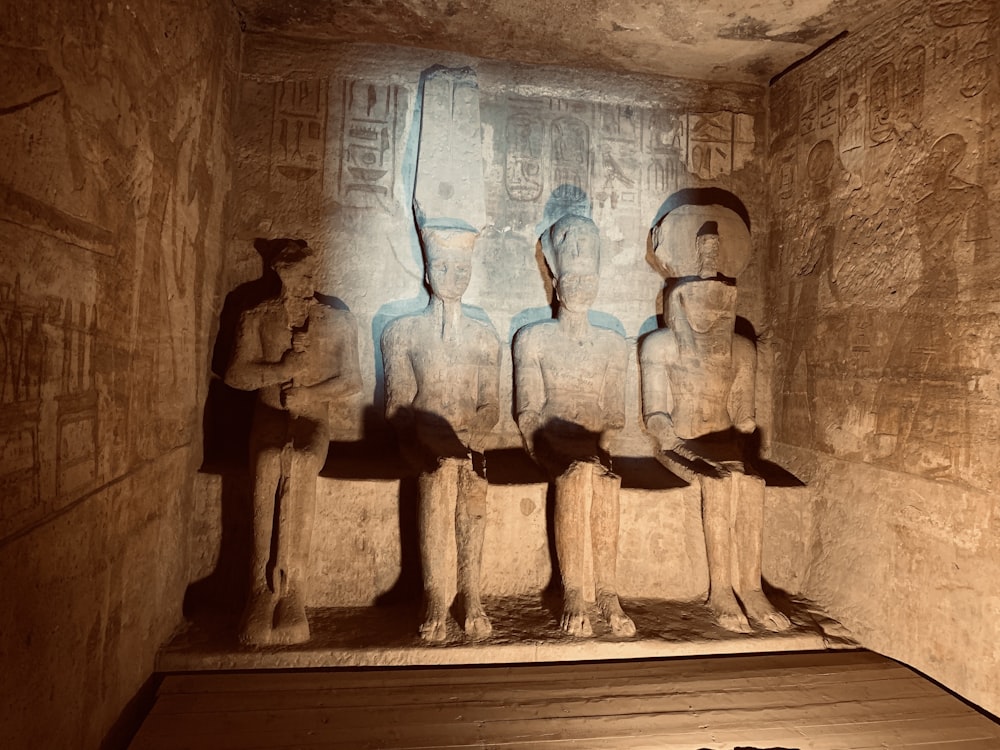 Statue en béton brun de l’homme et de la femme