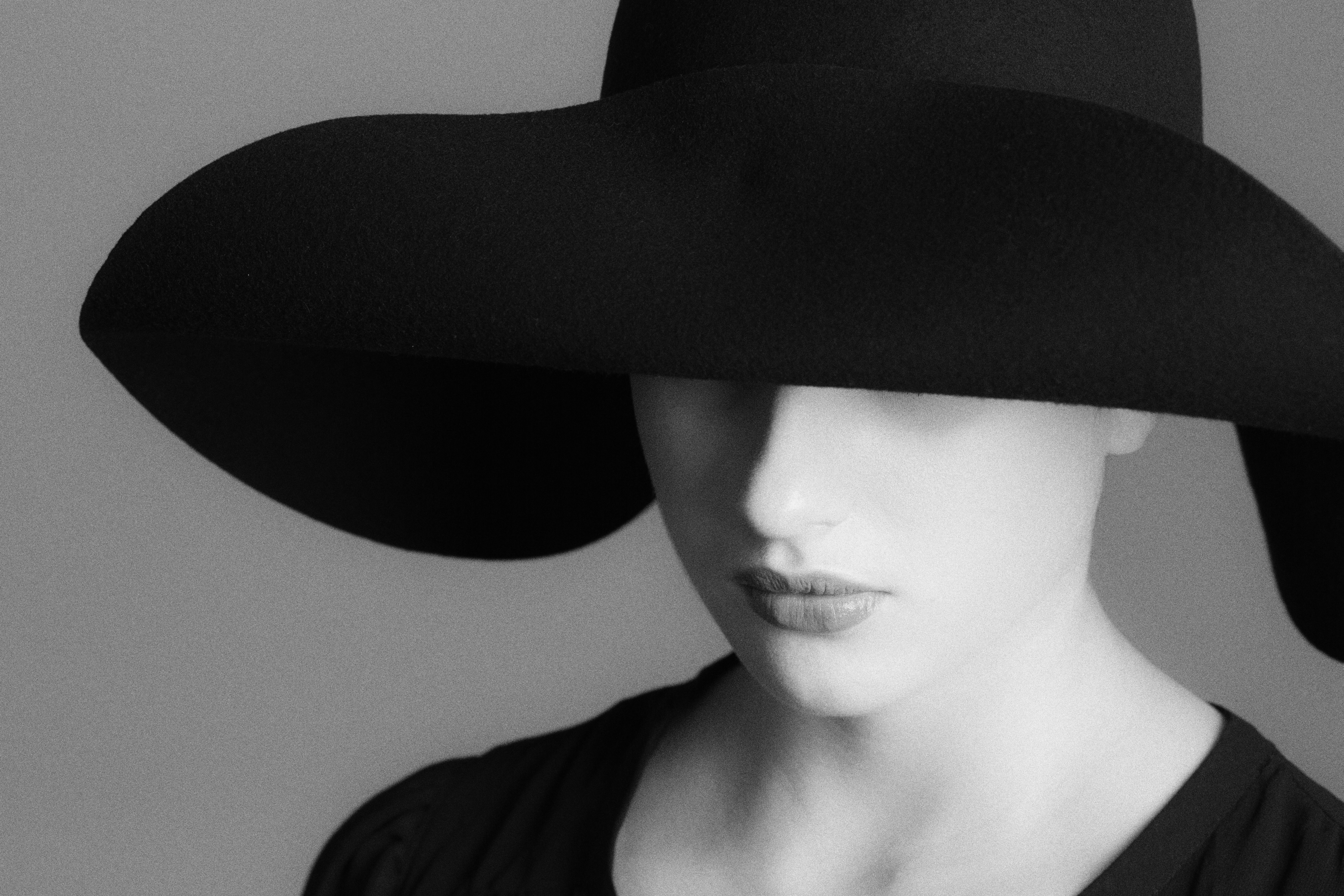 Woman in black hat and black shirt