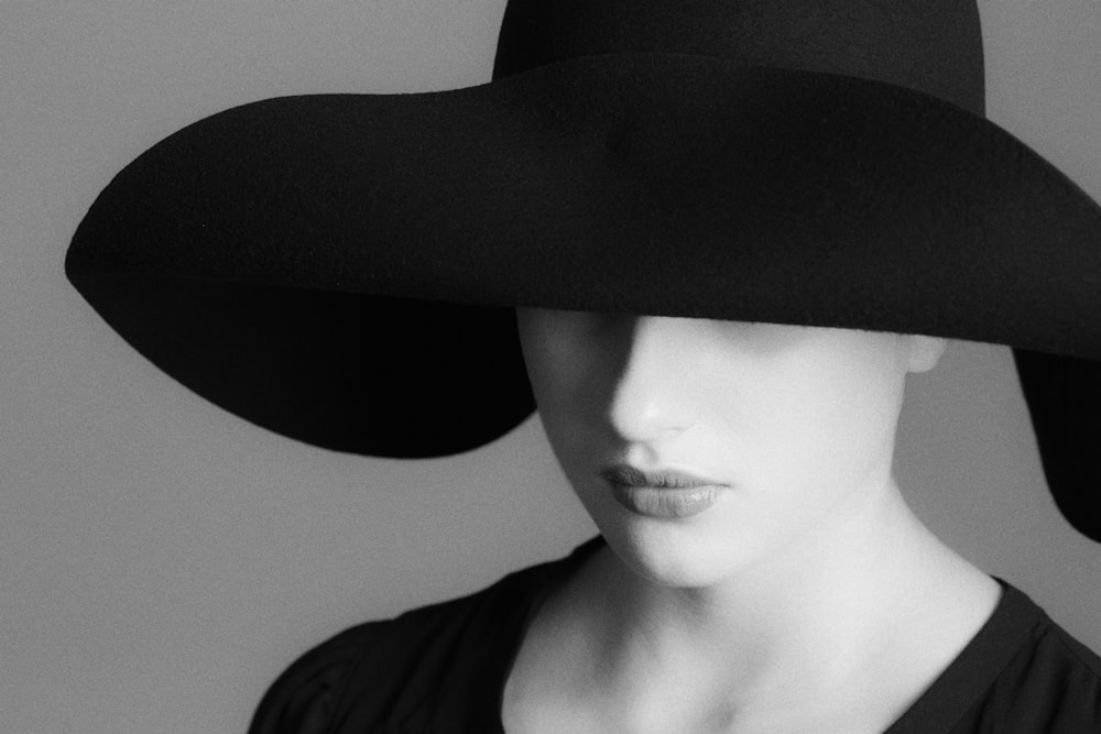 mulher no chapéu preto e camisa preta
