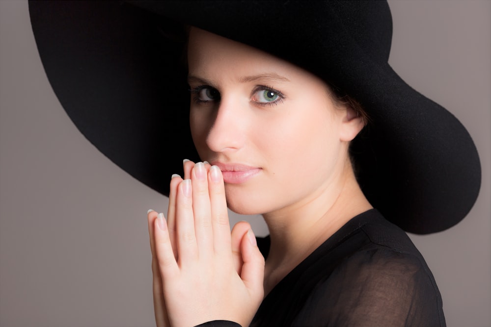 Femme au chapeau noir et chemise noire