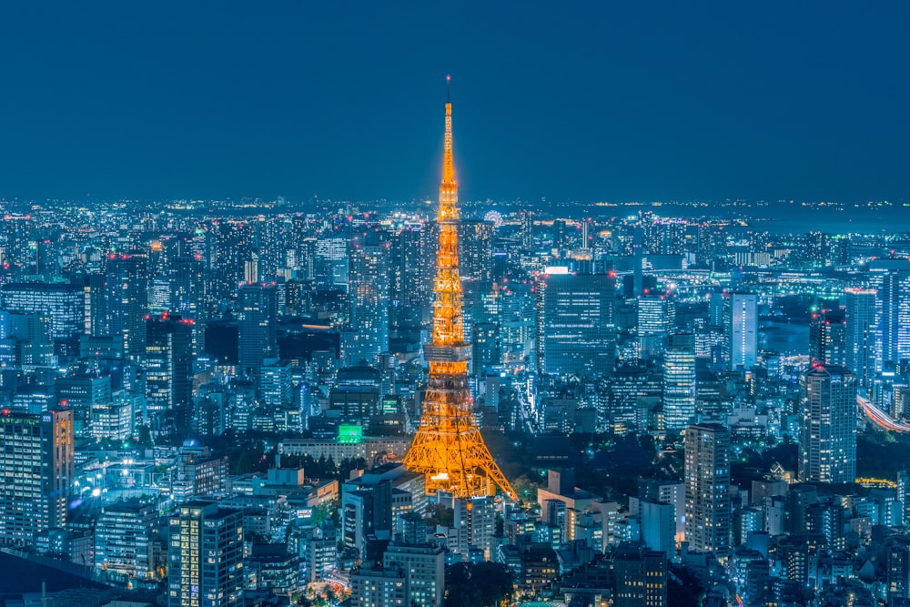 torre de eiffel em paris durante a noite