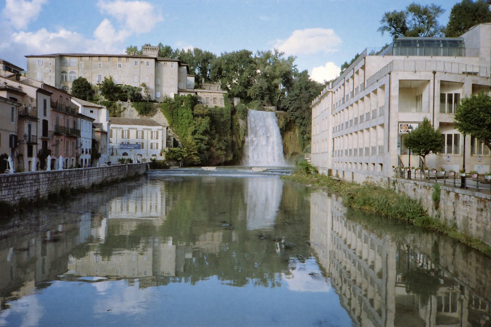 Bâtiment en béton blanc près d’un plan d’eau pendant la journée