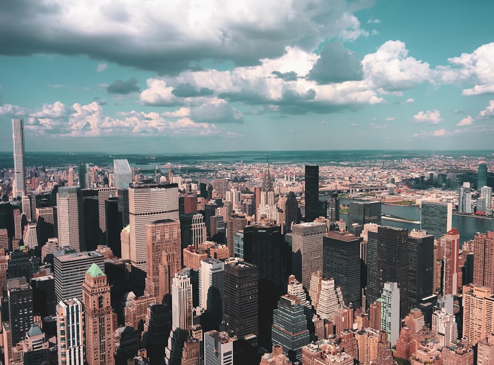 Vista aérea de los edificios de la ciudad durante el día