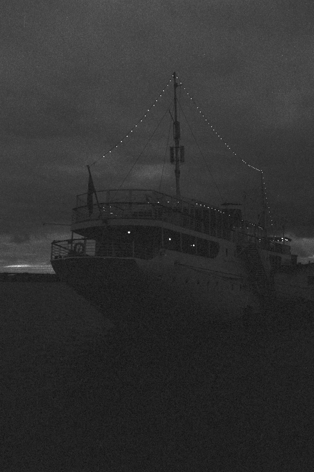 Foto en escala de grises de un barco en el mar