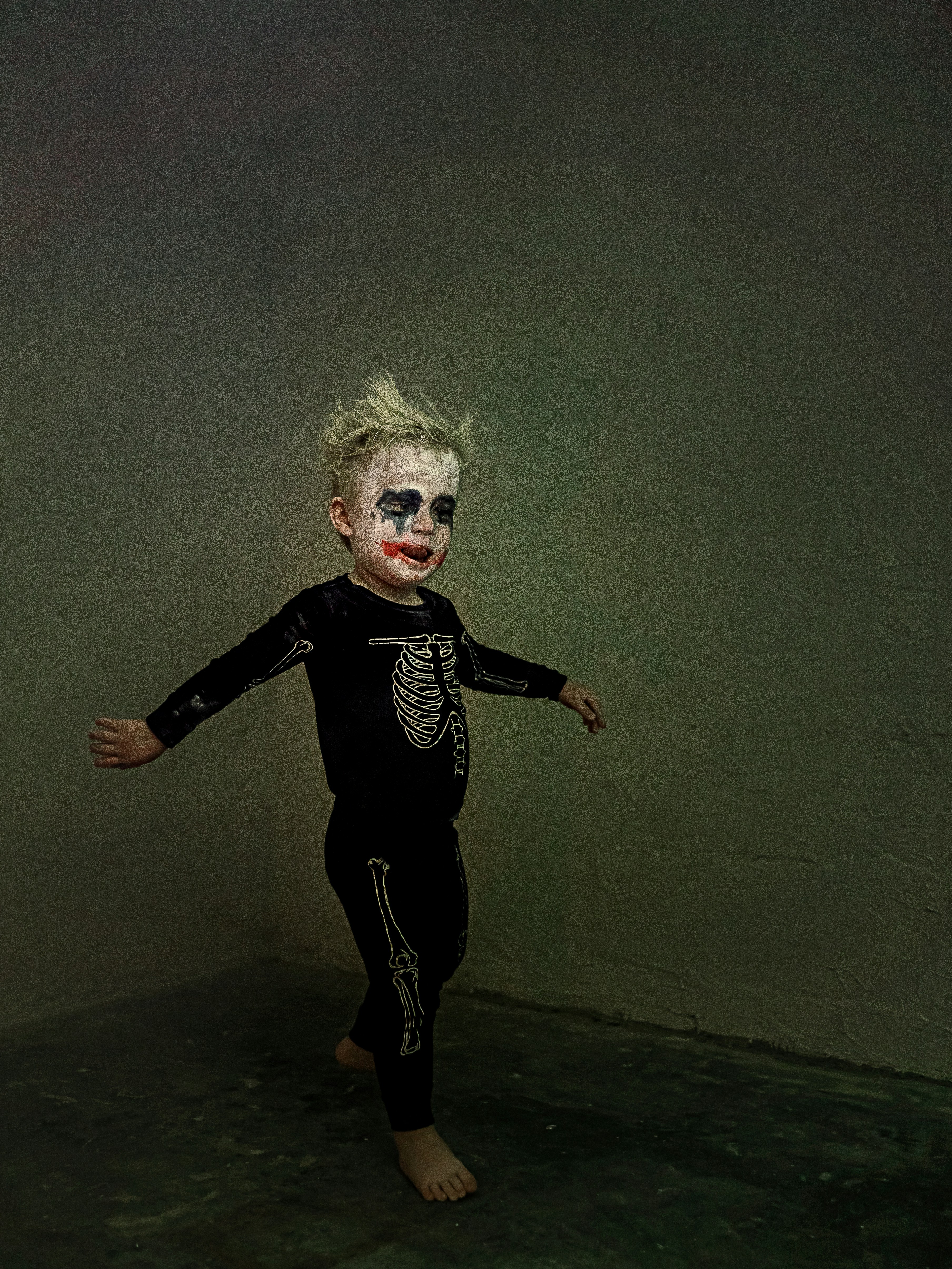 Shadowy mime costume with dark tones