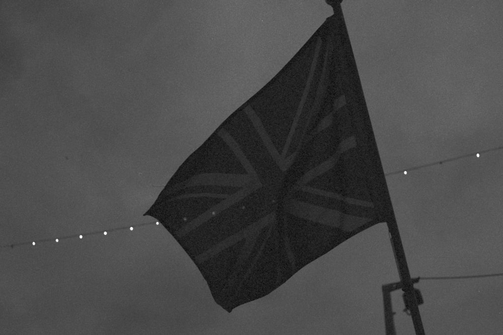 drapeau noir et blanc sur le mât