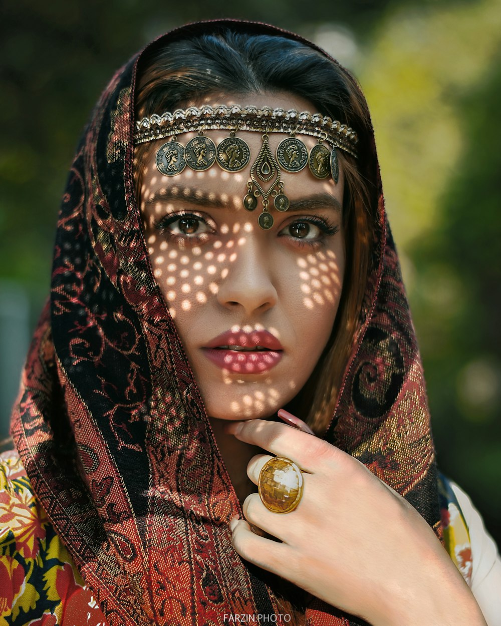 Mujer con hiyab rojo y marrón