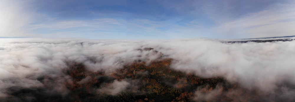 昼間の青空に白い雲