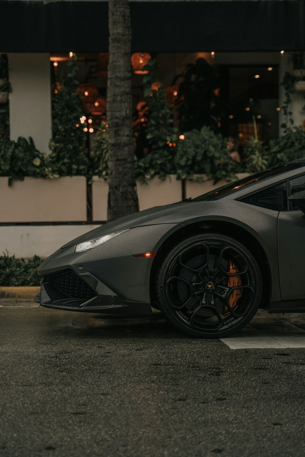 Lamborghini Aventador nera parcheggiata su una strada di cemento grigio durante il giorno