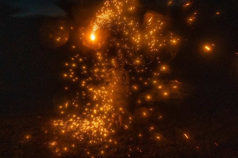 Guirlandes lumineuses jaunes pendant la nuit