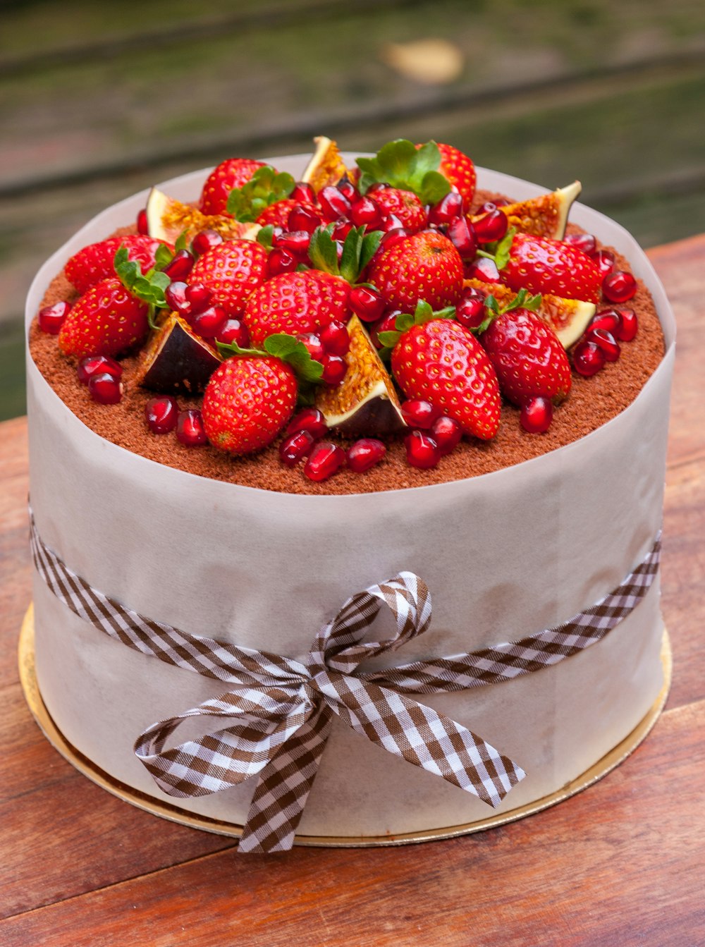 Fraises dans un bol en céramique blanche