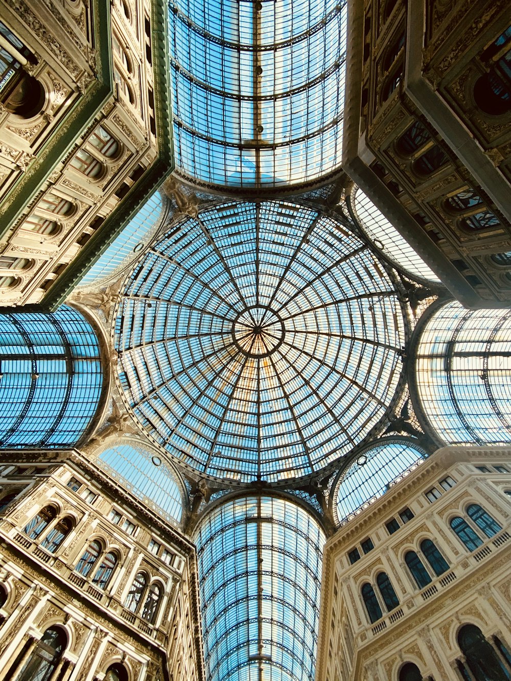 Plafond en forme de dôme blanc et bleu