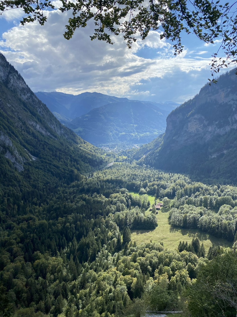 Montañas verdes bajo nubes blancas durante el día