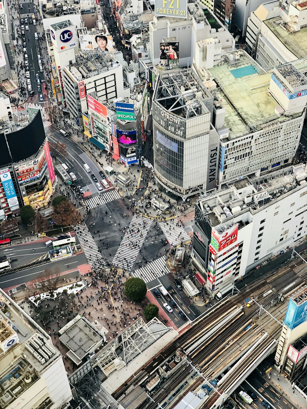 Vista aérea de los edificios de la ciudad durante el día.