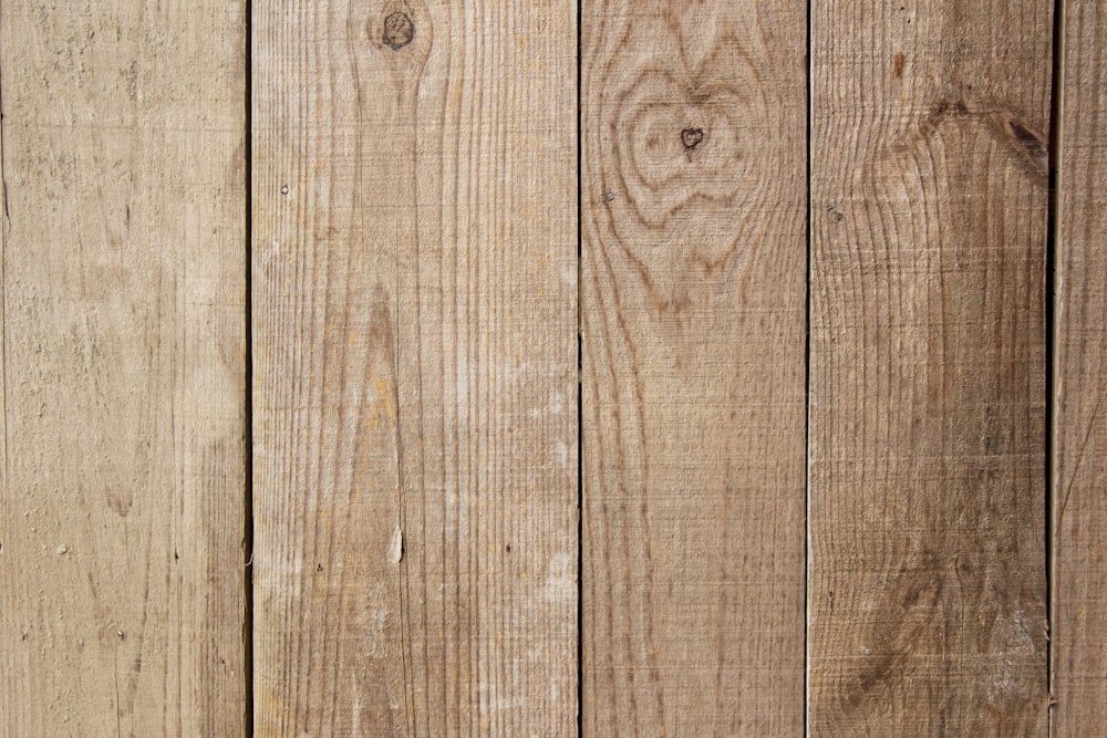 Suelo de parquet de madera marrón durante el día