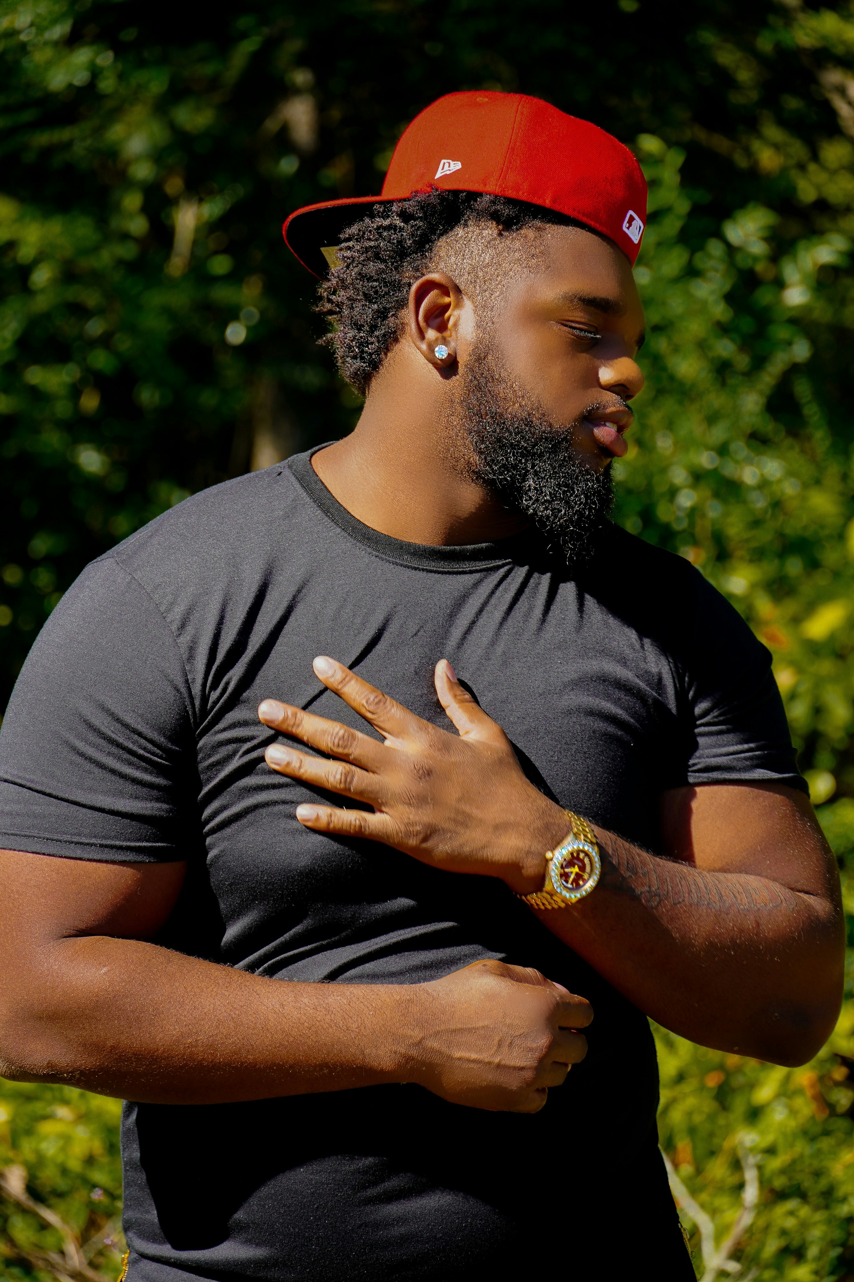 man in black crew neck t-shirt with red cap